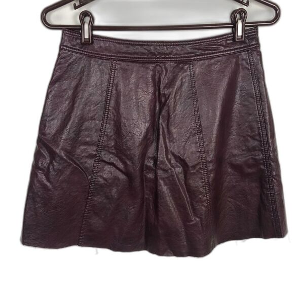 Blank NYC Red Faux Leather Snap Front Mini Skirt Women's Size 27 Raw Hem Pockets - Picture 5 of 7